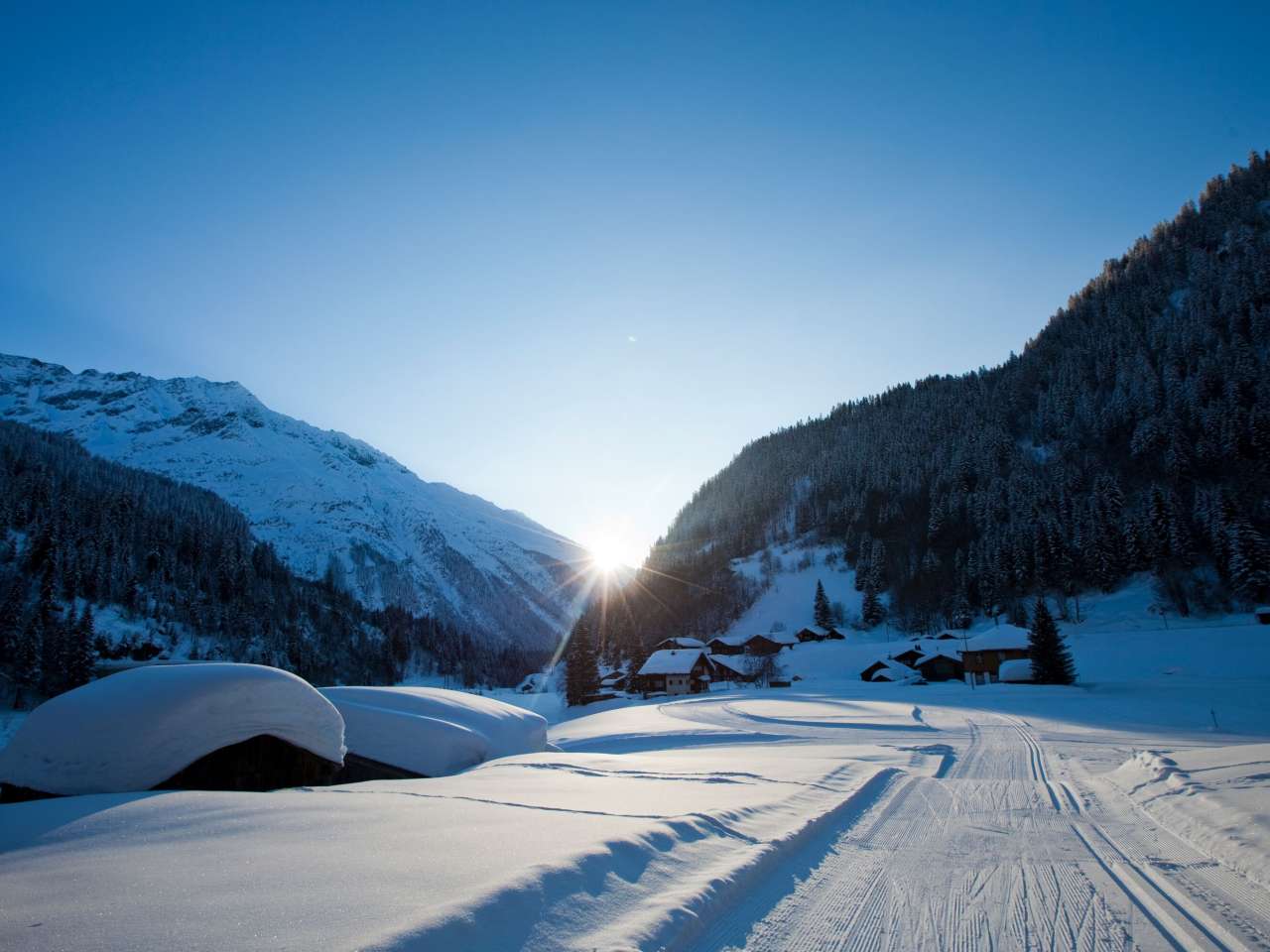 Die letzten Sonnenstrahlen beleuchten die Langlaufloipe in Gadmen im Haslital.