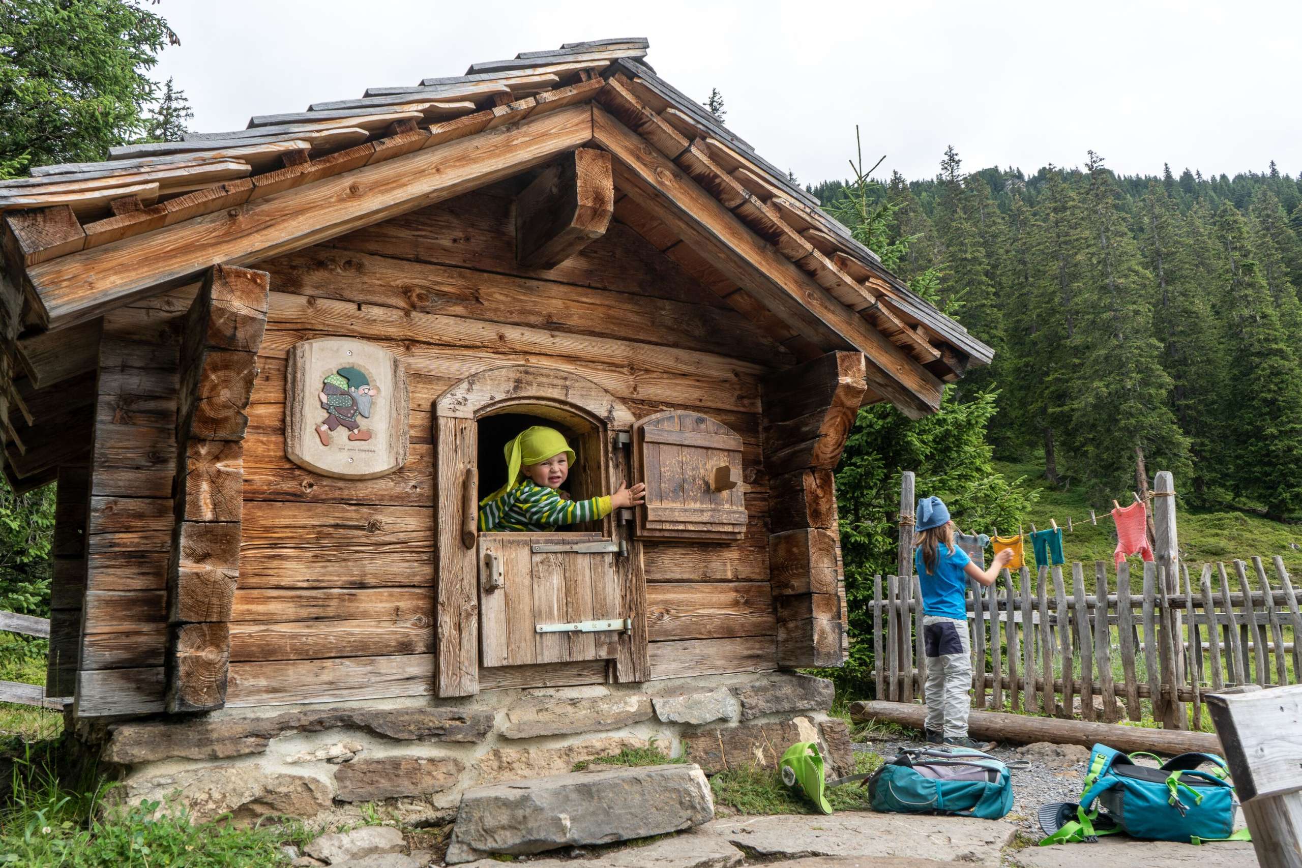 Die Kinder spielen im Haus vom Muggestutz.