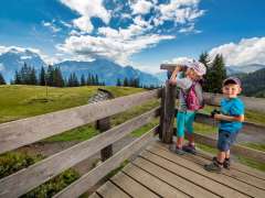 Die Kinder schauen auf der Aussichtsplatform am Muggestutzweg durch das Fernrohr.