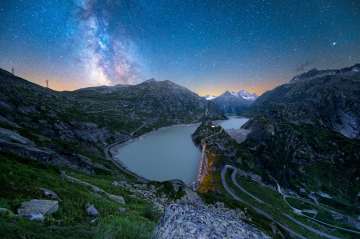 Grimselpass und Stausee bei Nacht im Frühling.