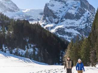Hiking against a stunning mountain backdrop on the Gschwandtenmad loop trail in the Haslital.