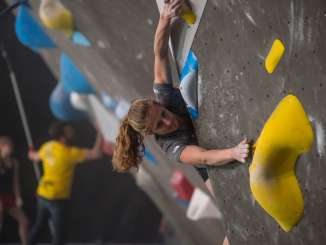 Bloulderwettbewerb am Mountainfestival in der Kletterhalle Meiringen. Die Teilnehmer*innen besteigen die Kletterwand in Rekordzeiten.