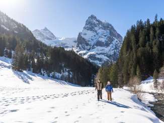 En route, devant un impressionnant panorama montagneux, lors de la randonnée en boucle de Gschwandtenmad dans le Haslital.