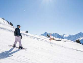 Hasliberg
A snowboarder glides down the slope on Hasliberg, leaving a trail in the snow. The sun is high in the sky, casting long shadows across the snow. In the background, the wintry mountain landscape stretches out.