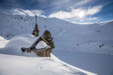 Die verschneite Kapelle neben dem Hotel Grimsel Hospiz in der Grimselwelt im Haslital.