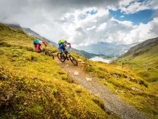 Cyclists out for a ride on Hasliberg. A wonderful panorama stretches out in the background.