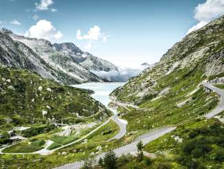 Vue sur le lac de barrage niché entre les montagnes.