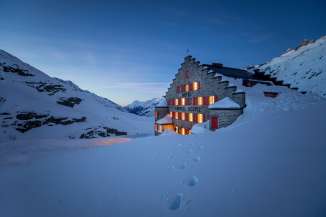 L'hôtel Grimsel Hospiz, recouvert de neige, dans l'univers du Grimsel, dans la vallée du Hasli