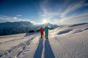 Against a stunning mountain backdrop: Two snowshoers out and about on Hasliberg