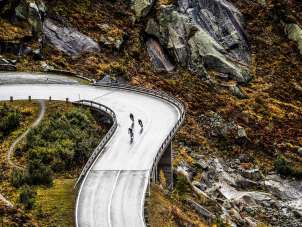 En route à vélo de course dans la vallée du Hasli, sur le col du Grimsel. Malgré la pluie, les cyclistes sont de sortie.