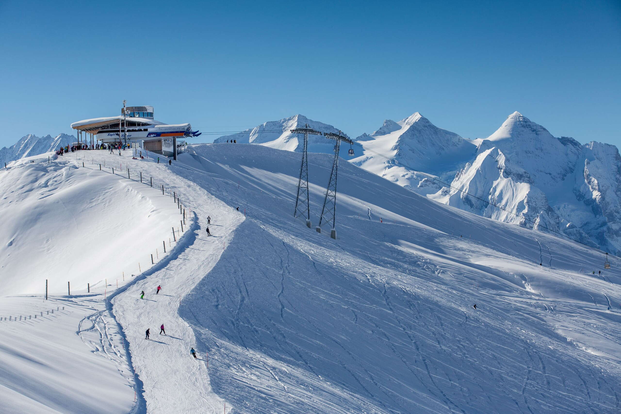 La station supérieure et le restaurant panoramique Alpen tower à Hasliberg en hiver.