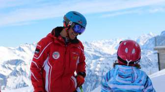 Skischule Mürren Kind mit Skilehrer