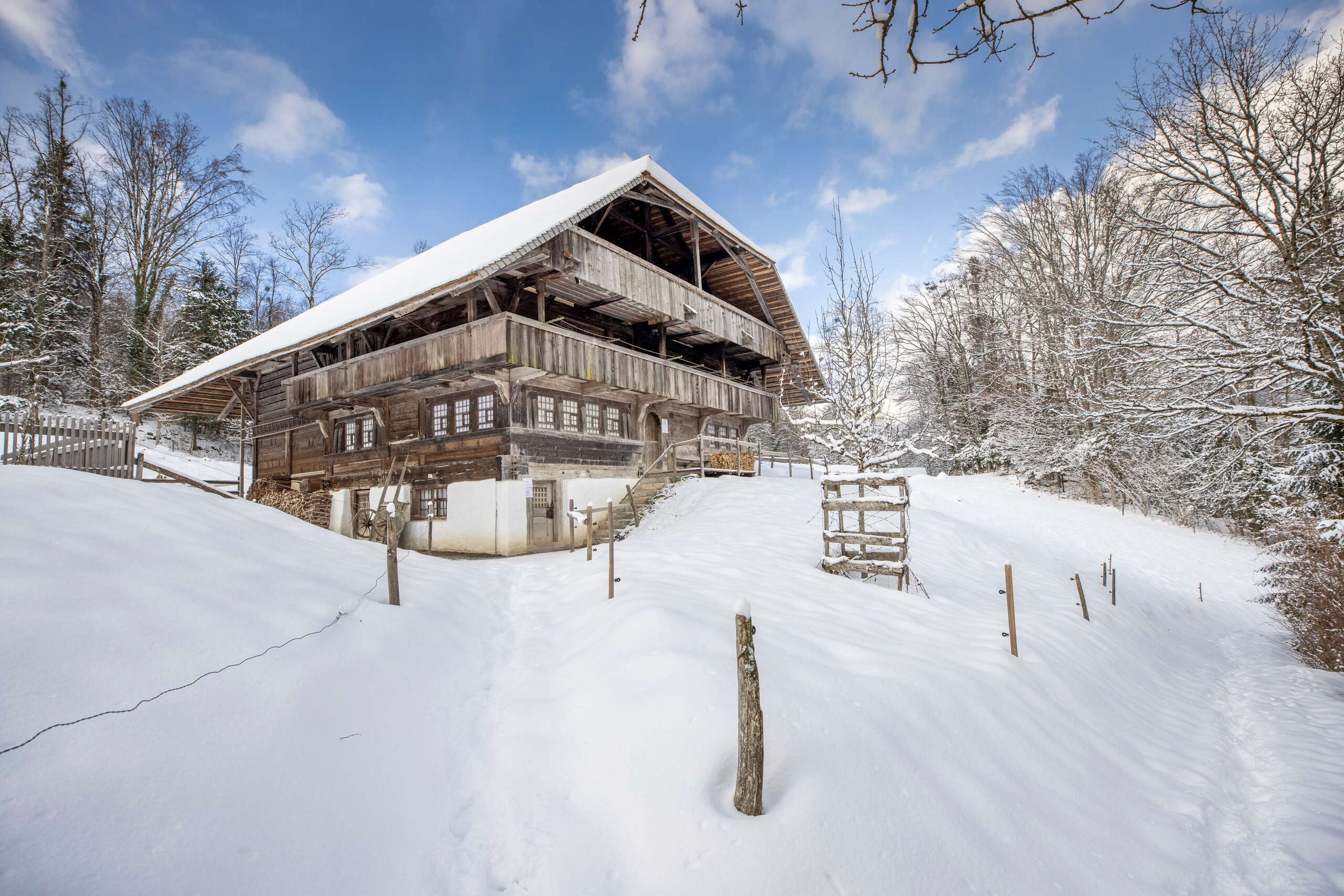 Une ferme d'Eggiwil au musée de l'habitat rural de Ballenberg en hiver.