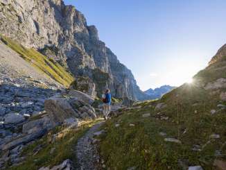 Eine Frau auf dem Klettersteig Tälli im Haslital. Zum Start wird gewandert. Auf dem ganzen Klettersteig kann eine einmalige Aussicht genossen werden.