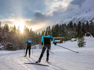 At sunset: Two cross-country skiers on the trail in Guttannen.