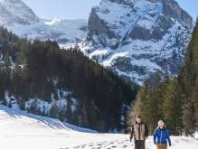 Hiking against a stunning mountain backdrop on the Gschwandtenmad loop trail in the Haslital.