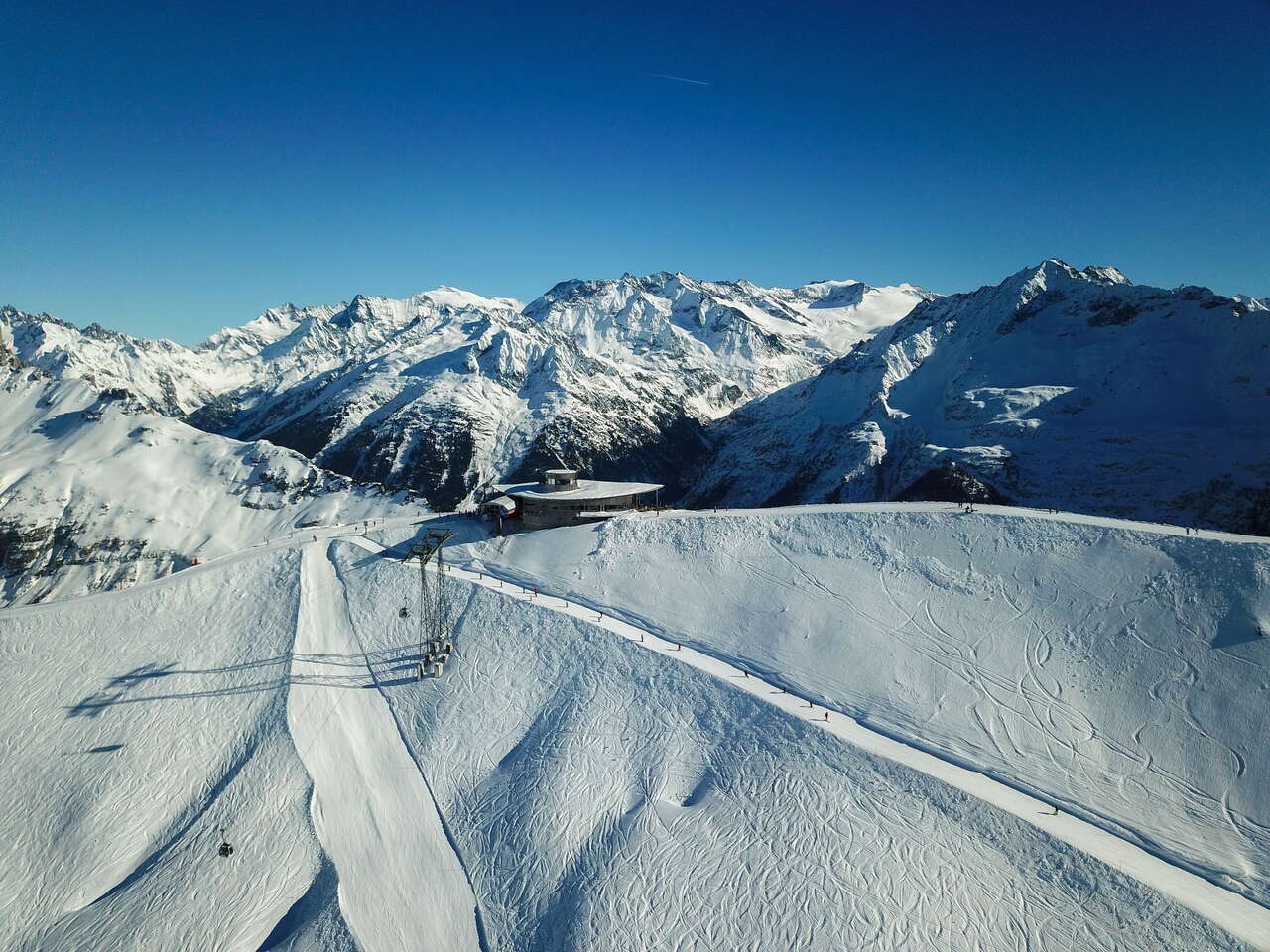 Luftaufnahme der Bergstation und des Panoramarestaurants Alpen tower am Hasliberg im Winter.