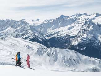 Ski- und Snowboardfahrer auf dem Hasliberg