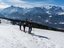Randonnée à ski vers le Gibel, sur le Hasliberg. En arrière-plan, l'impressionnant panorama montagneux de la vallée de Hasli.