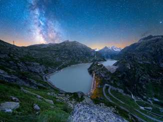 Le col du Grimsel et le lac de barrage, de nuit, au printemps.