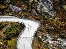 Unterwegs mit dem Rennrad im Haslital auf dem Grimselpass. Trotz Regenwetter sind die Velofahrer unterwegs.