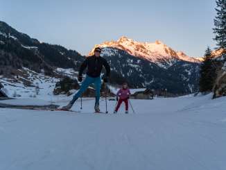 Nighttime cross-country skiing in the Haslital Valley: Two cross-country skiers on the trail in Gadmen