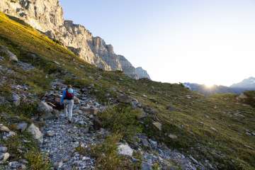 A woman on the Tälli via ferrata in the Haslital. The route begins with a hike. You can enjoy a breathtaking view along the entire via ferrata.
