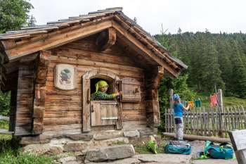 Les enfants jouent dans la maison du Muggestutz.