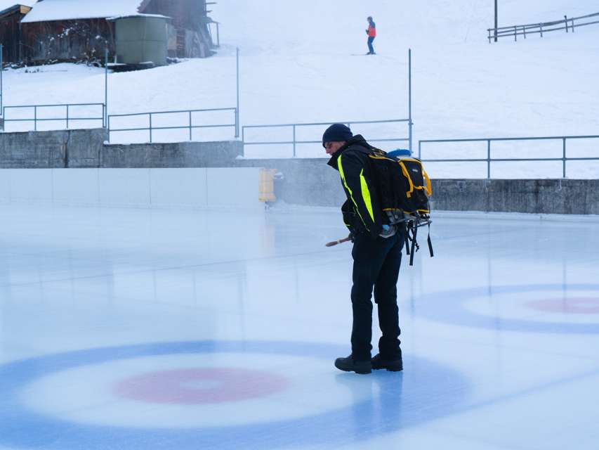 Il veille à ce que la glace soit parfaite