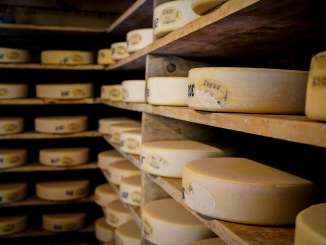 Alpkäse gelagert auf der Grossen Scheidegg in Grindelwald.