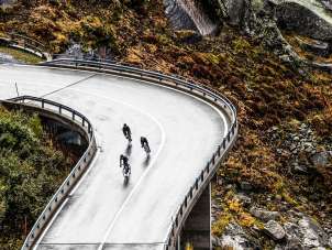 En route avec un vélo de course dans la vallée du Hasli, sur le col du Grimsel. Malgré la pluie, les cyclistes sont de sortie.