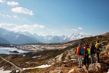 Wanderer im Vordergrund mit Panorama im Hintergrund auf Höhe Sidelhorn Bergstation