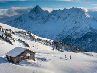 Against a stunning mountain backdrop: Two snowshoers out and about on the Hasliberg