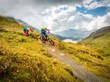 Cyclists out for a ride on Hasliberg. A wonderful panorama stretches out in the background.