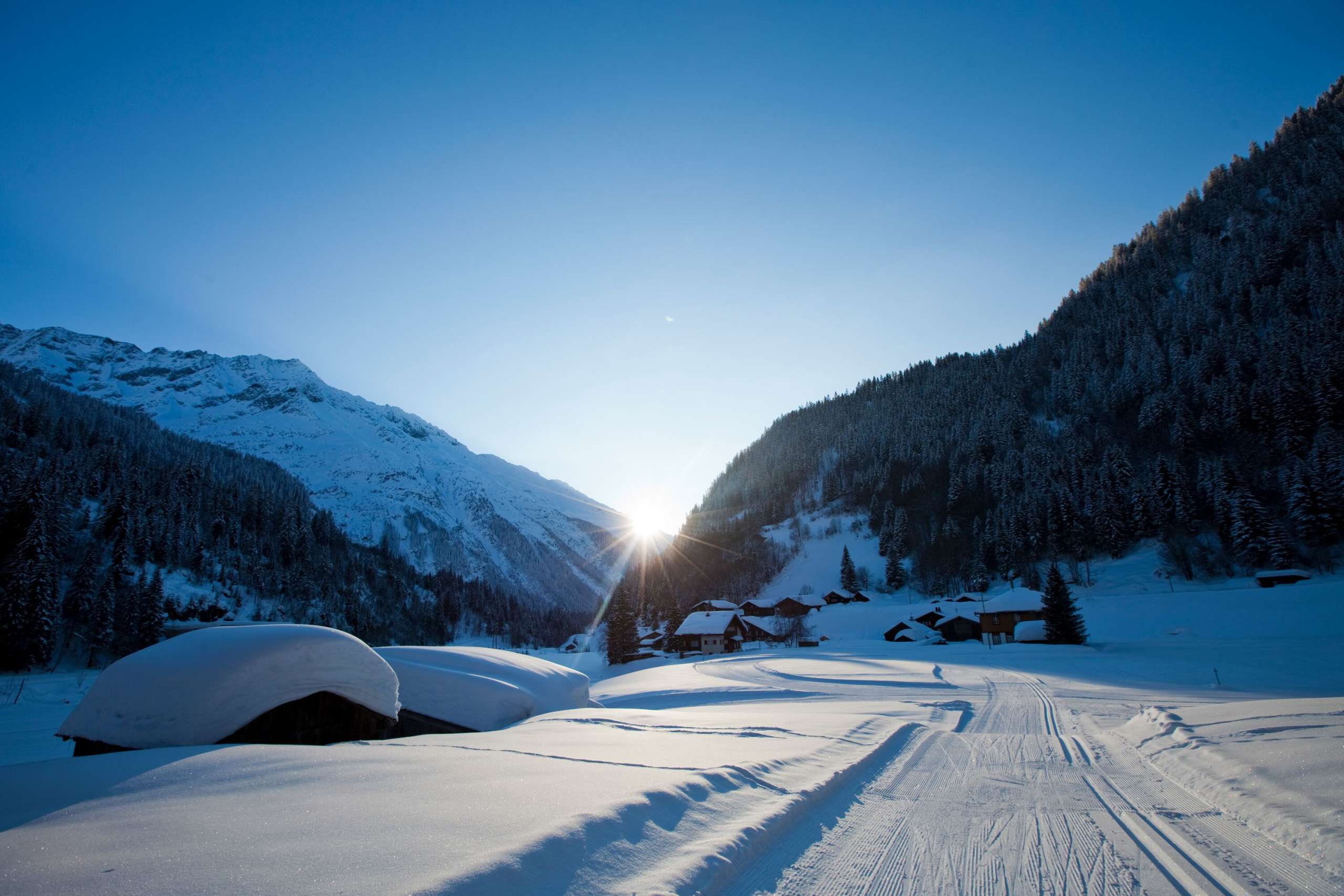 Gadmen_Haslital Die letzten Sonnenstrahlen beleuchten die Langlaufloipe in Gadmen im Haslital.