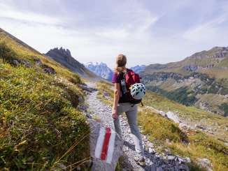 A woman on the Tälli via ferrata in the Haslital. The route begins with a hike. You can enjoy a breathtaking view along the entire via ferrata.