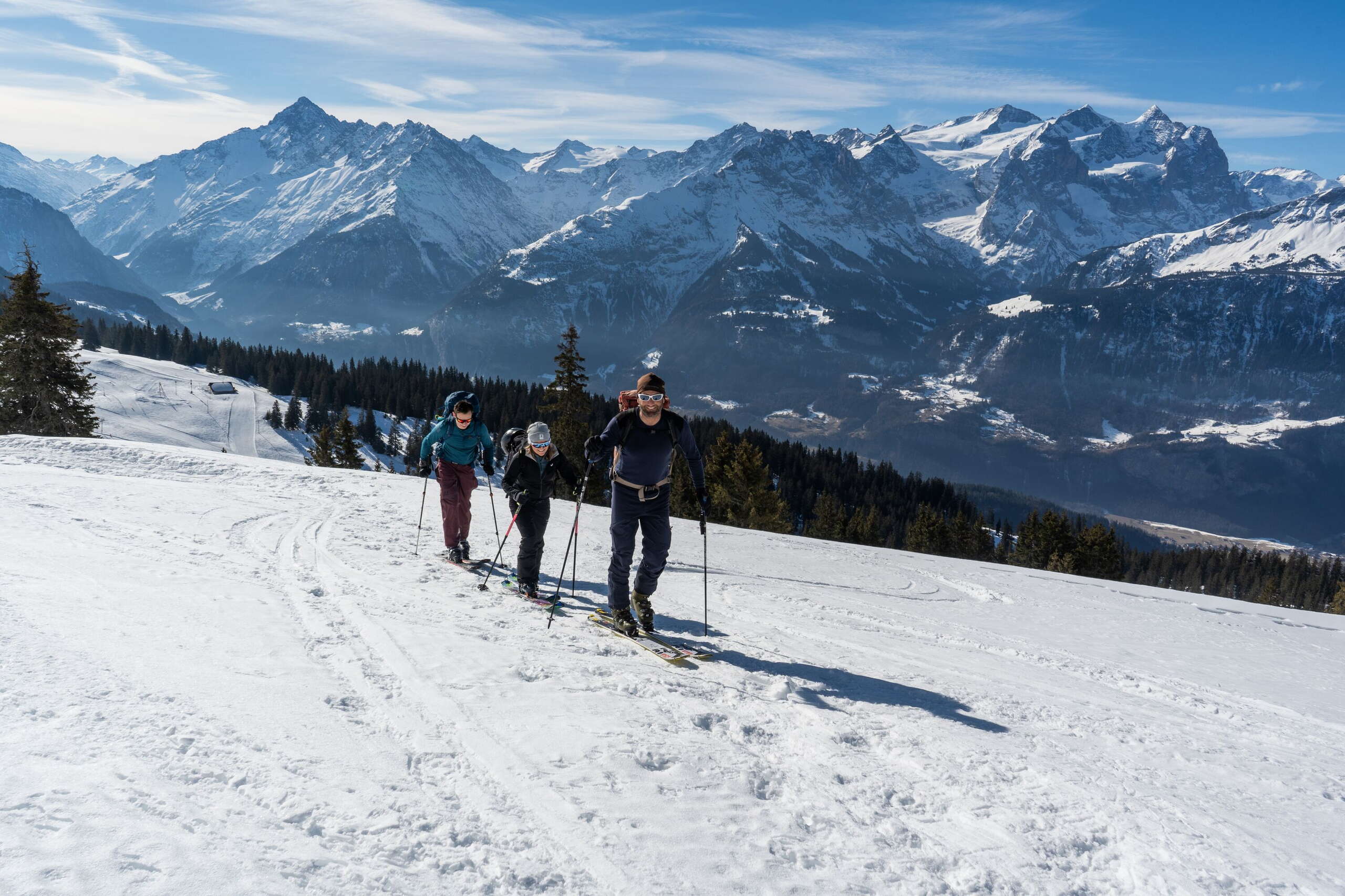 Skitour auf den Gibel am Hasliberg. Im Hintergrund das eindrückliche Bergpanorama des Haslitals.