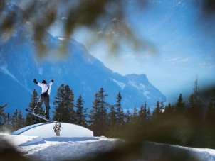 Un snowboardeur réalise ses figures au snowpark Balispark, à Hasliberg.