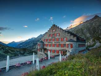 Das Hotel Grimsel Hospiz in der Abenddämmerung.