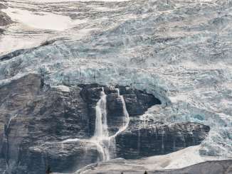 Der imposante Rosenlaui Gletscher bei Schattenhalb. Unterhalb des Gletschers ist ein Wasserfall zu sehen.