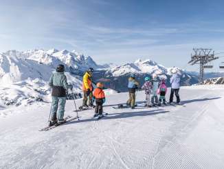 Ski- und Snowboardfahrer auf dem Hasliberg