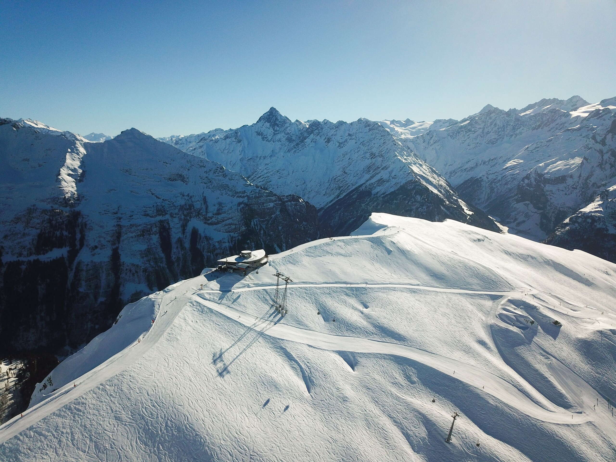 Vue aérienne de la station supérieure et du restaurant panoramique Alpen tower à Hasliberg en hiver.