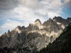 Les Engelhörner, dans le Haslital, sont baignés par les rayons du soleil à travers le ciel nuageux.